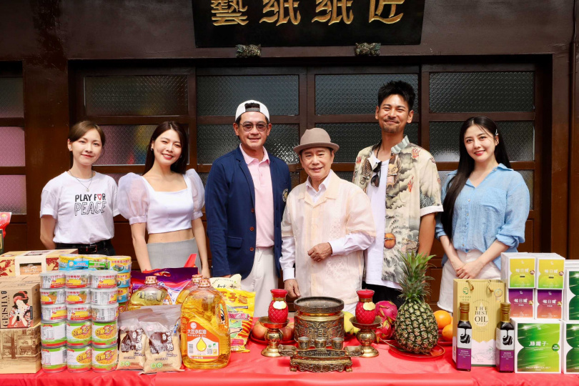 林玟誼、白家綺、柯叔元、黃西田、楊子儀、韓瑜為民視與公視台語台《阿松與阿暖》的開鏡團拜。（圖／民視提供）