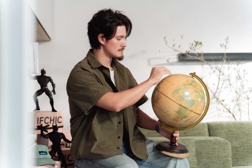 周華健送的地球儀讓周厚安受益良多。(圖/IFCHIC提供)