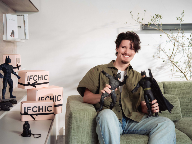 周厚安小心珍藏周華健送的蝙蝠俠模型。(圖/IFCHIC提供)