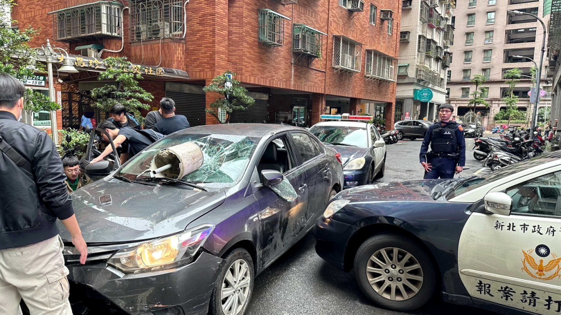 新北市海山警分局查獲詐團車手時，發現附近另一輛詐團的監控汽車，警方強力攔阻嫌犯駕駛的汽車脫困，先擊碎車窗再噴灑辣椒水，順利控制嫌犯。（圖／報系資料照）