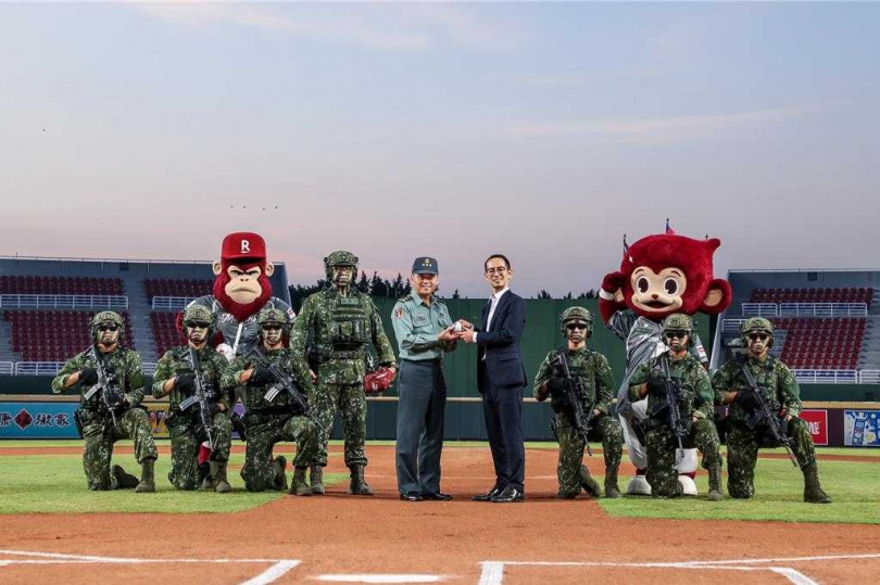 睽違8年，直升機再度造訪桃園棒球場，帶給現場觀眾最震撼的開球表演。為慶祝九三軍人節，陸軍司令部22日晚間配合國防部軍人節系列活動，於樂天桃園棒球場舉行「敬軍職棒主題賽」職棒開球活動。（圖／陸軍司令部提供）