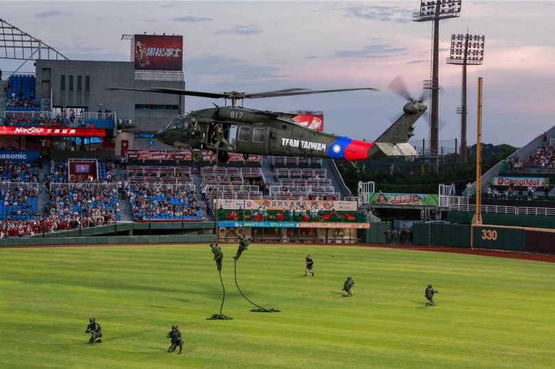 睽違8年，直升機再度造訪桃園棒球場，帶給現場觀眾最震撼的開球表演。為慶祝九三軍人節，陸軍司令部22日晚間配合國防部軍人節系列活動，於樂天桃園棒球場舉行「敬軍職棒主題賽」職棒開球活動。（圖／陸軍司令部提供）