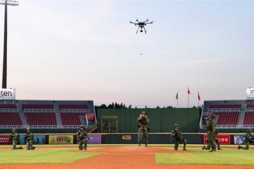 睽違8年，直升機再度造訪桃園棒球場，帶給現場觀眾最震撼的開球表演。為慶祝九三軍人節，陸軍司令部22日晚間配合國防部軍人節系列活動，於樂天桃園棒球場舉行「敬軍職棒主題賽」職棒開球活動。（圖／陸軍司令部提供）