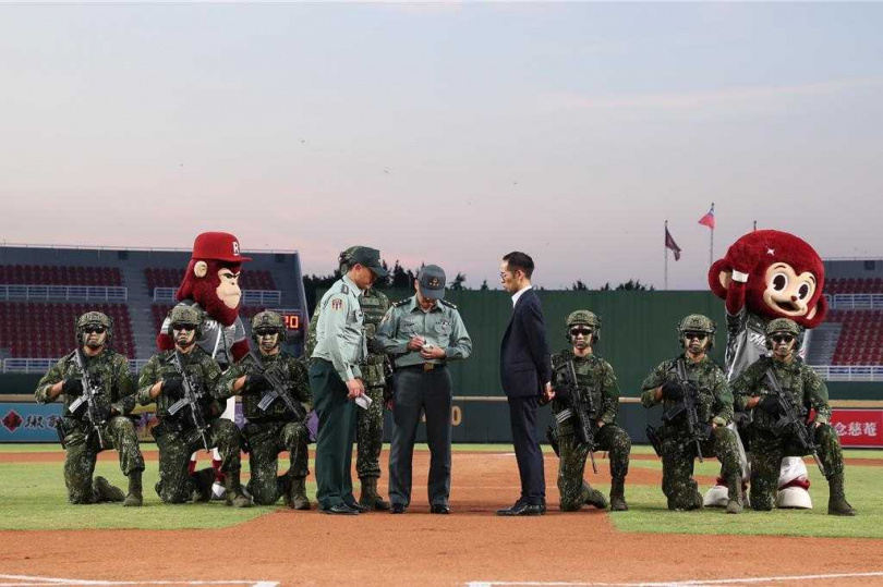 睽違8年，直升機再度造訪桃園棒球場，帶給現場觀眾最震撼的開球表演。為慶祝九三軍人節，陸軍司令部22日晚間配合國防部軍人節系列活動，於樂天桃園棒球場舉行「敬軍職棒主題賽」職棒開球活動。（圖／陸軍司令部提供）