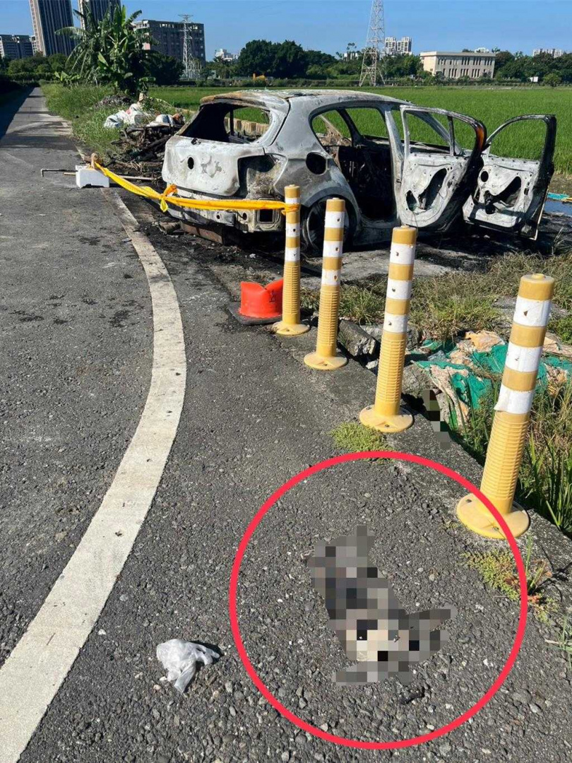 火燒車現場遺留1塊變形車牌，成為警方循線找到江姓女車主的關鍵破口。（圖／翻攝畫面）
