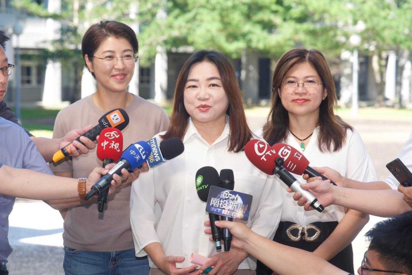 挺過罷免的國民黨立委馬文君(中)期盼政府放下對立與衝突,未來專注國政帶領台灣向前進。(圖/翻攝自許淑華臉書)