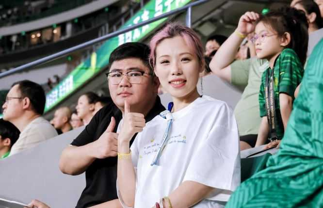 北京國安主場驚喜求婚，女球迷七夕浪漫反向告白。（圖／翻攝自極目新聞）