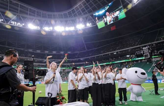 北京國安主場驚喜求婚，女球迷七夕浪漫反向告白。（圖／翻攝自極目新聞）