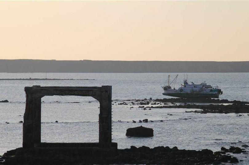 2025年8月27日澎湖縣/西嶼一艘漁船26日下午返港時,不慎擱淺在跨海大橋西嶼端外的礁石上坐底。(圖/中國時報許逸民攝)