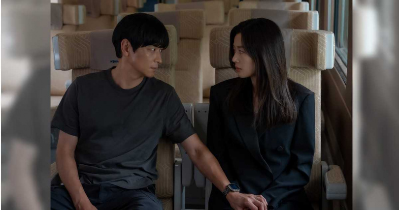 全智賢火車座位被放置炸彈,姜棟元溫柔暖舉讓觀眾臉紅心跳。(圖/Disney+提供)