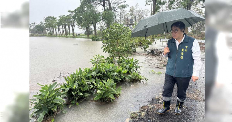台南市長黃偉哲（圖）勤跑多處勘災，並以各局處「認養」各災區方式，希望儘速收拾颱風殘局，重建家園。（圖／報系資料照）