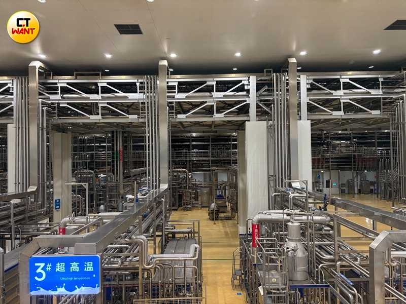 伊利乳業的全自動化的生產線，從原奶檢測、殺菌灌裝到包裝，都交由智能機器人完成。（圖╱王若攝）