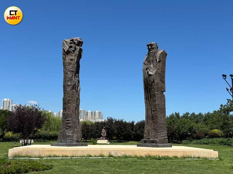 草原絲綢之路公園同時也是一處戶外雕塑展覽區，圖為孔子與老子的大型藝術雕像，作品名為《問道》。（圖╱王若攝）