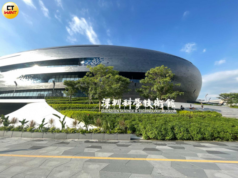 深圳從46年前小漁村翻身為世界一級城市,叫「深圳速度」,而宛如飛行船的深圳科技館所在地光明區,5年內從農場轉型為科技新城,改寫最新速度。(圖/何曼卿攝)