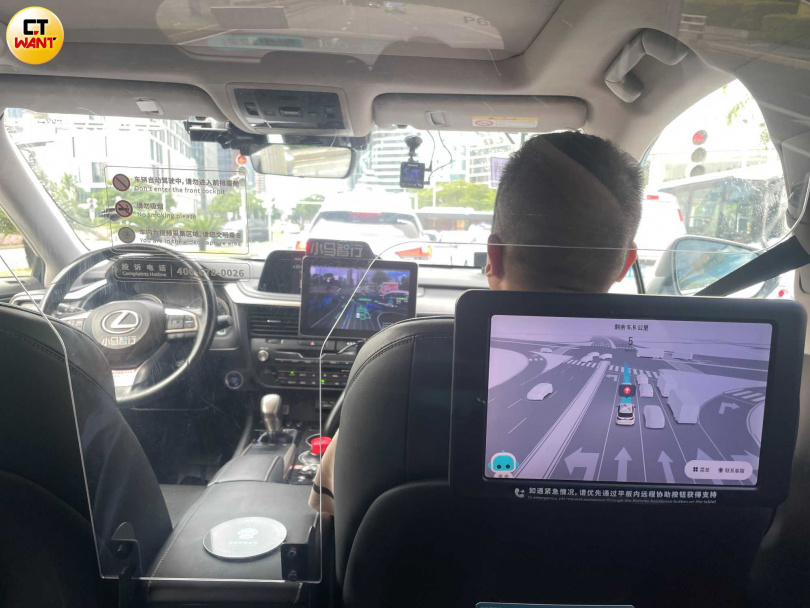 記者在深圳試乘小馬智行的自駕計程車,經過紅綠燈、地下車道、繞過塞車及禮讓行人等,一路體驗「絲滑」,沒有駕駛員「路怒」的干擾。(圖/何曼卿攝)