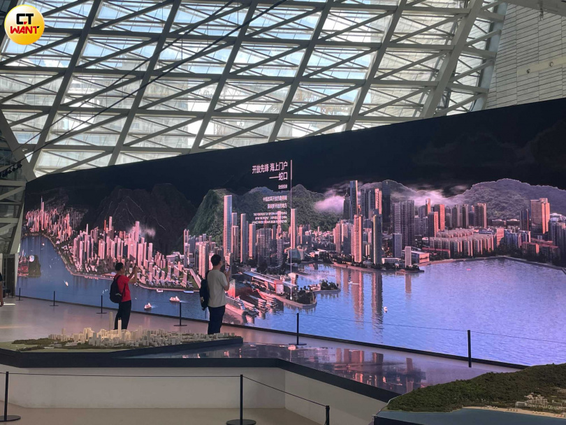 逛深圳城市規畫館很好「玩」,可用手機掃碼3D列印的藝術沙盤,透過AR「捕獲」動植物,在沉靜式影廳看科幻大片,還有72公尺長牆上演《深圳卷軸》。(圖/何曼卿攝)
