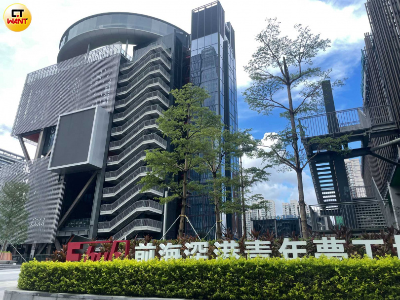 被喻為「中國矽谷」的深圳,為創業青年打造豐富的孵化器及育成生態,其中「前海深港青年夢工廠」正在興建第三期基地。(圖/何曼卿攝)