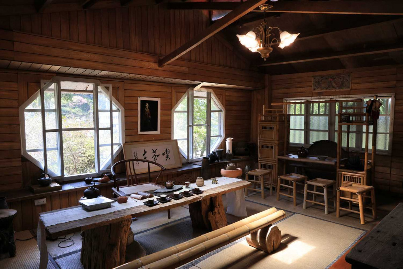 台灣茶藝館各自呈現不同風貌,圖為台北貓空的「空寂雲門」。(圖/吳德亮攝)