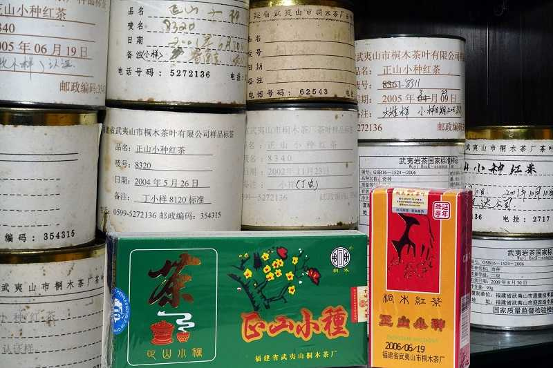 桐木茶葉公司珍藏許多早年的紅茶茶樣。（圖／吳德亮攝）