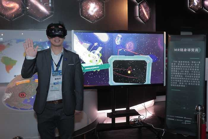 MR隨身導覽員提供虛實展品與豐富的天文知識的沉浸式導覽。（圖片提供／產發署）