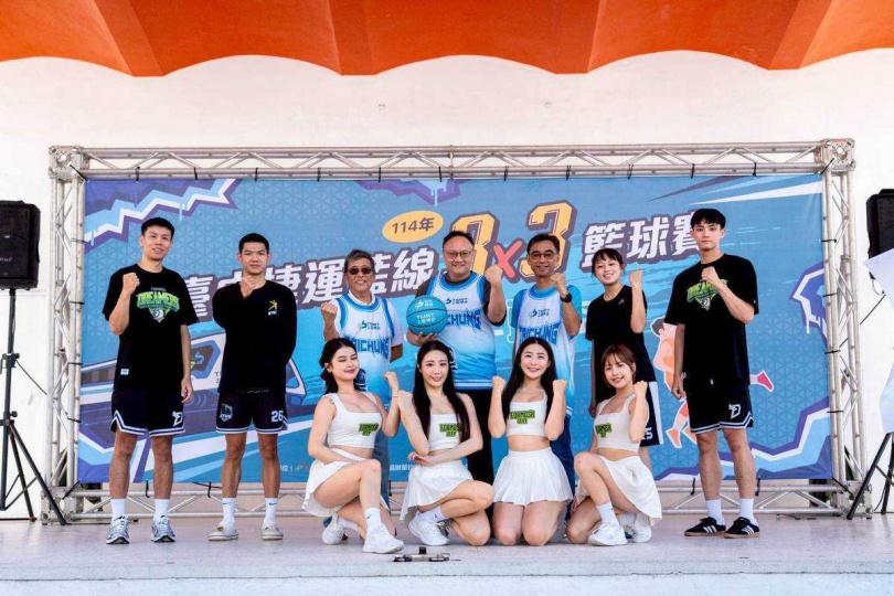 到場貴賓、福爾摩沙夢想家職業籃球隊球員史承平、陳振傑及Formosa Sexy啦啦隊合照。(圖片提供/台中市政府捷運工程局)