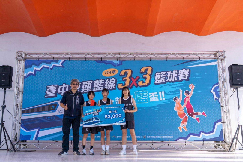國中女子組第一名頒獎。(圖片提供/台中市政府捷運工程局)
