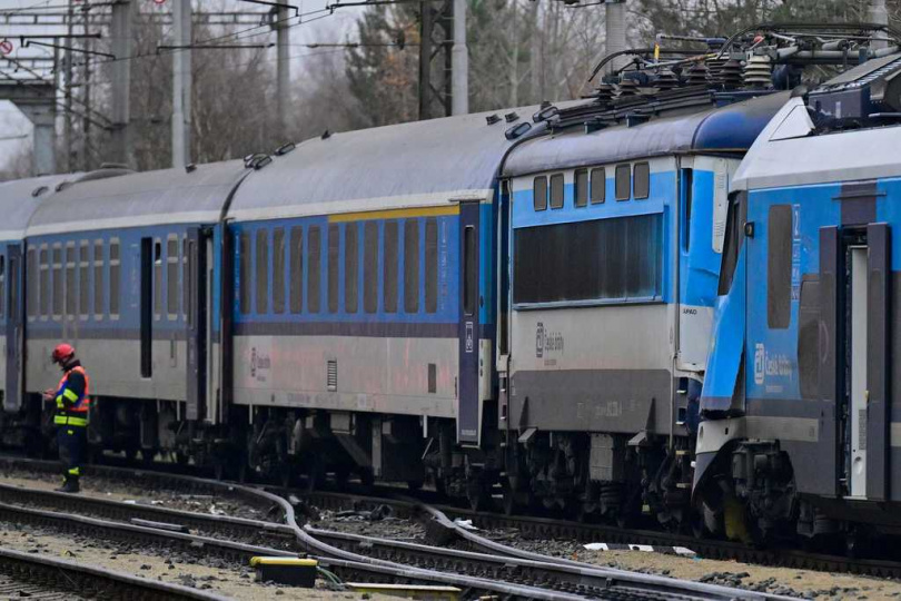 兩列列車在Zliv與Dívčice之間正面相撞，車頭嚴重受損，事故現場一度陷入混亂。