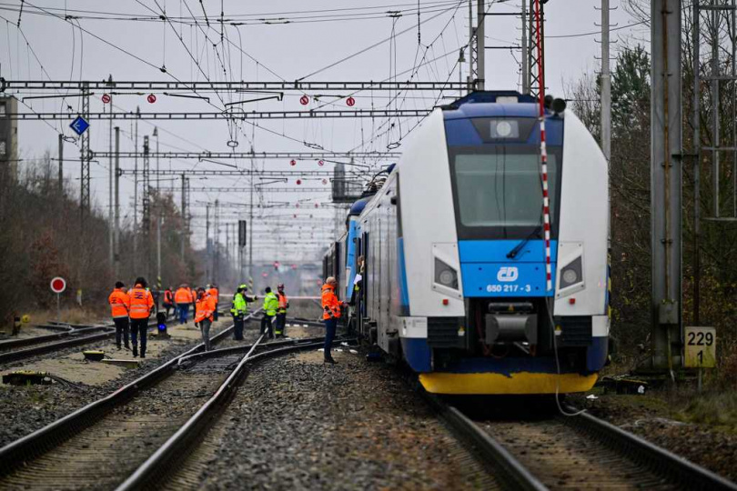 捷克國鐵特快與通勤列車對撞，當局動員直升機與多組救援隊進行傷者後送與現場處置。