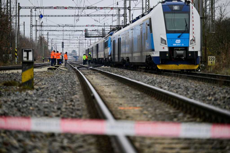 兩列列車在Zliv與Dívčice之間正面相撞，車頭嚴重受損，事故現場一度陷入混亂。