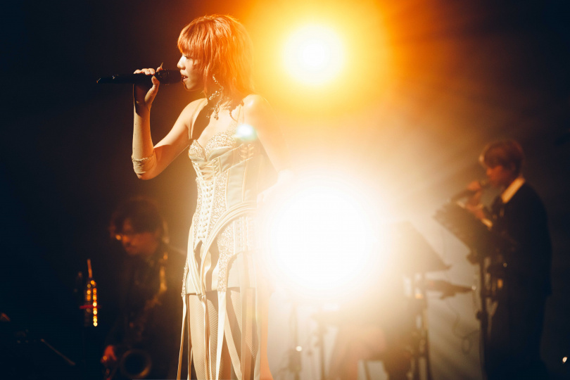 洪佩瑜不僅唱新歌，也翻唱許多經典歌曲。（圖／KKLIVE x何樂音樂提供）