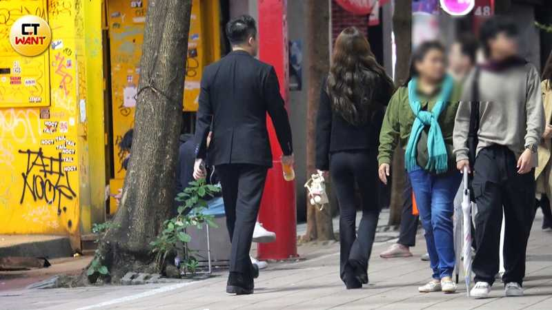 夫妻倆抵達餐酒館，看得出身材原本纖細的馬筱梅因懷孕體型微微變寬。（圖／本刊攝影組）