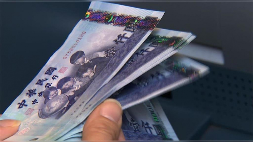 法官審理後指出，員警證據不足證明陳男於駕駛時手持手機，因此撤銷罰單。（示意圖／民視新聞）