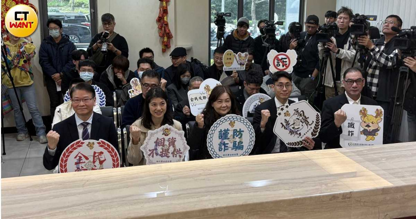 檢察長王俊力、指揮偵辦太子集團詐騙案件的北檢主任檢察官林彥均和北檢檢察官謝仁豪以及各方警界高層也都來到拍賣現場。（圖／翁靖祐攝）