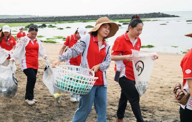 生麗國際夥伴同心協力清運廢棄漁網與大型海廢，用實際行動守護海岸線。（圖片提供／生麗國際）