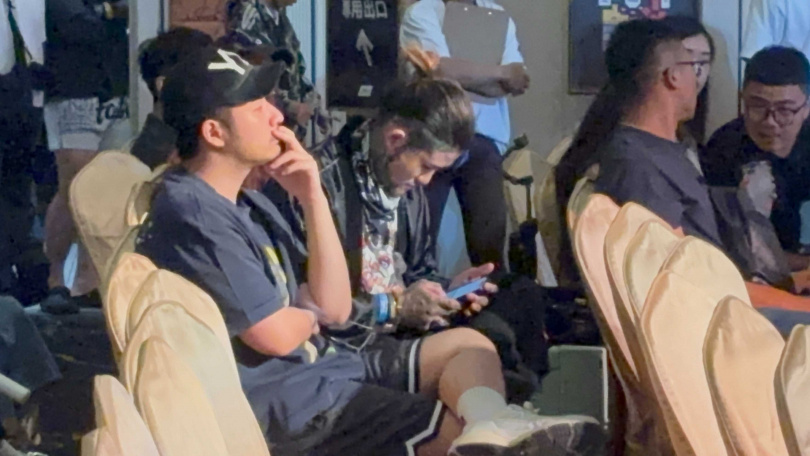 吳宗憲兒子鹿希派與孫安佐前經紀人重讀當晚也特別到台中觀賽。（圖／讀者提供）