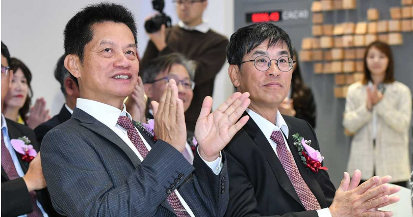 謝旼達(左)創業僅27年,公司市值突破1兆,躍升台股第三高價股,圖右為一起創業的總經理張簡榮力。(圖/報系資料照)