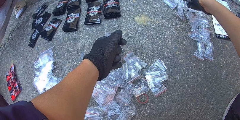 警方當場在車上搜出大量毒品。(圖/警方提供)