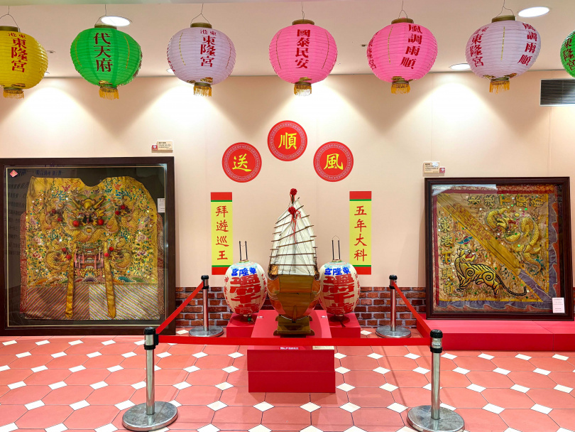 屏東縣王船文化館特別將木造小王船、溫王爺神衣、東隆宮大漢樂團燈籠等珍貴古物首度北上參展。(圖片提供/Sogo)