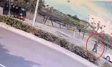 嫌犯騎乘機車逃逸。(圖/警方提供)