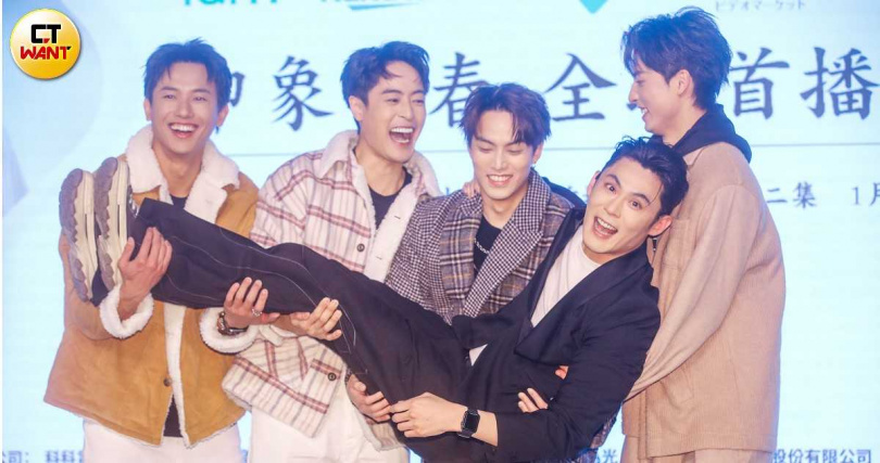 陳奕以實習製作人身分出席《印象 青春》首映會。（圖／趙文彬攝）