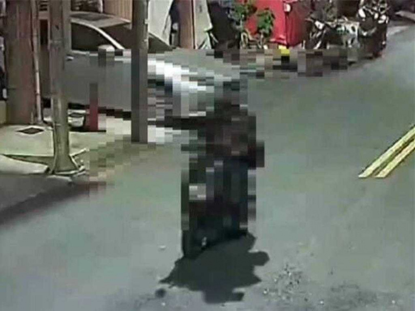 邱姓男子行搶超商未果，騎機車逃離的影像被清楚拍到。（圖／民眾提供／中國時報郭良傑高雄傳真）