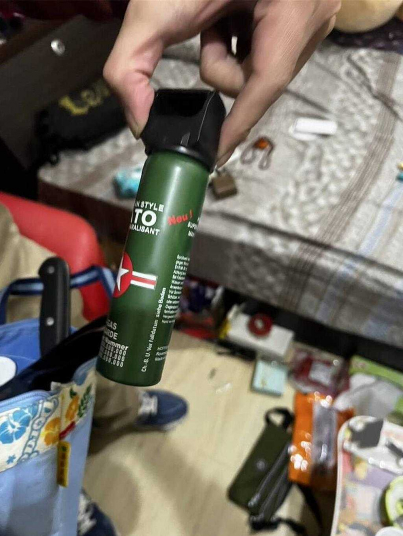 警方在邱男租屋處查獲他行搶超商時使用的辣椒水噴霧器。（圖／民眾提供／中國時報郭良傑高雄傳真）