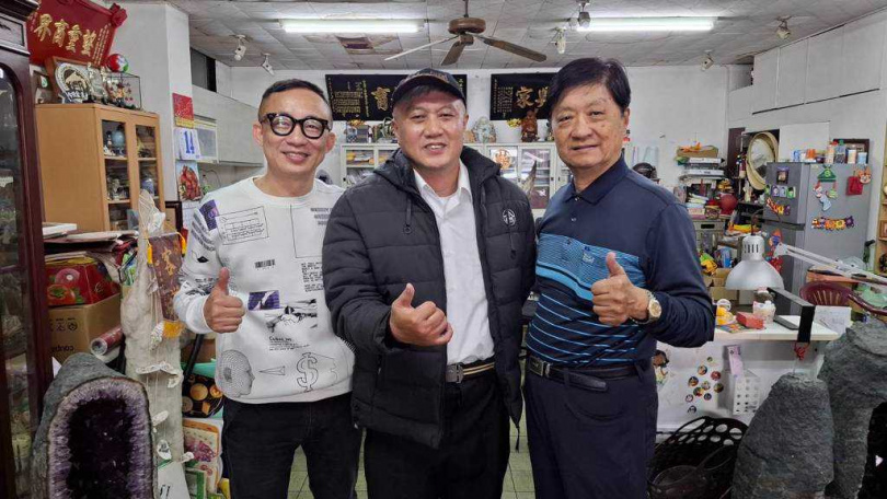 台灣流行歌曲作詞人許常德(左一)14日到全美戲院與業者吳俊漢(右一)與吳俊誠(中)見面,籌畫一檔歌唱選拔節目。(圖/中國時報程炳璋攝)