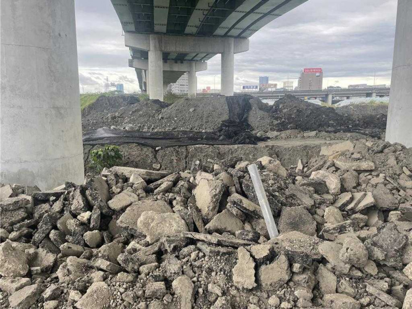 原疏洪道拆除後所產生混擬土塊及瀝青之營建土石方。（圖／新北市環保局）
