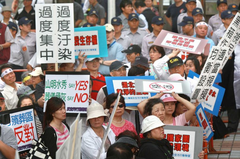 新北市府在2012年有意設置「三峽殯葬特區」，引起數百人在當時執政的國民黨中常會場前陳情，板殯是否原地重選仍爭議不小。（圖／報系資料照）