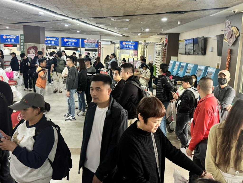 金門地區今（2）日受濃霧影響，廈金部分海域能見度持續不佳，經港務處與陸方協商後決定，金門水頭-廈門五通航線下午4時35分起全日停航。（圖／民眾提供）