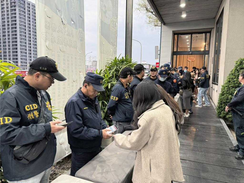 台南市酒店經紀業者16日晚間在安平區某餐廳舉辦春酒晚宴，警方為維護地區安全，特別動員100多名警力，還在會場門口則設置安檢區，逐一清查過濾有無不法分子。（圖／讀者提供）