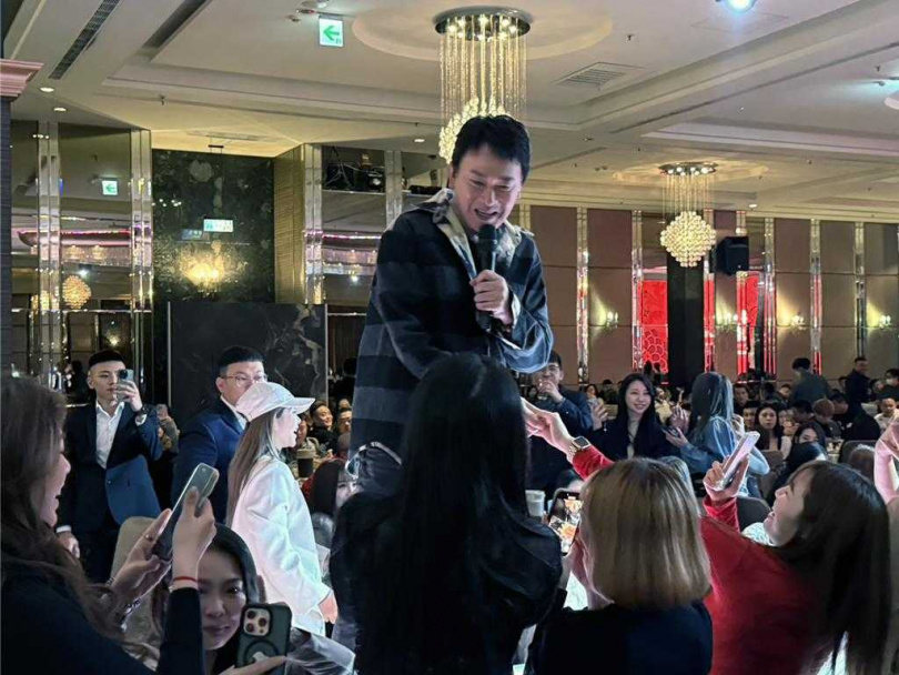 台南市酒店經紀業者16日晚間在安平區某餐廳舉辦春酒晚宴，現場席開75桌，藝人王識賢也到場載歌載舞。（圖／讀者提供）