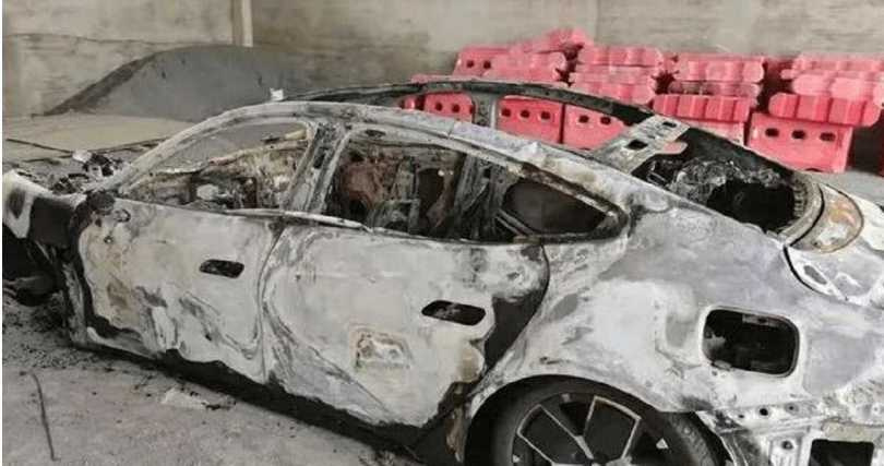 大陸3名女大生駕駛「小米SU7」不慎自撞起火,導致3人活活遭燒死在車內。(圖/翻攝微博)