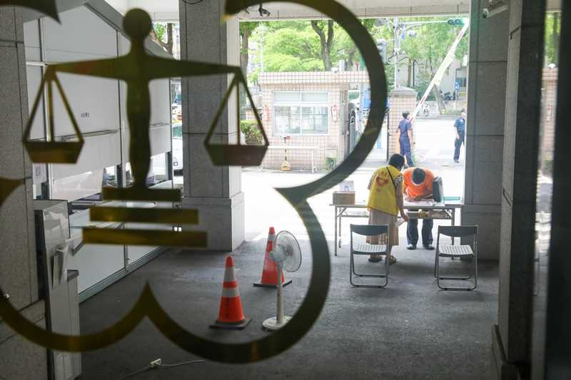 學者指出,我國刑法對於圖利罪常做擴張解釋,基層公務員如不慎陷入圖利罪嫌,卻要遭受與重刑犯程度相當的刑罰,法律的天秤正無形之中向另一邊傾斜。(圖/CTwant資料照)